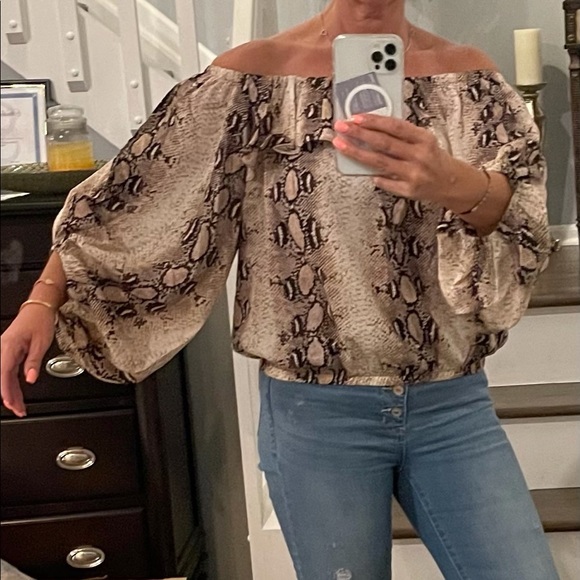 5⭐️🌾SNAKESKIN OFF THE SHOULDER TOP - Picture 10 of 11